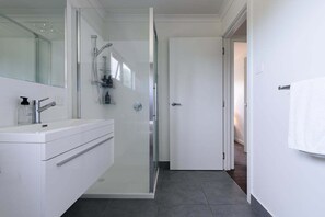 Bathroom - Modern Newnham Retreat (Newnham)