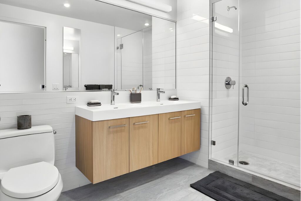 Haartrockner, Handtücher, Seife, Toilettenpapier