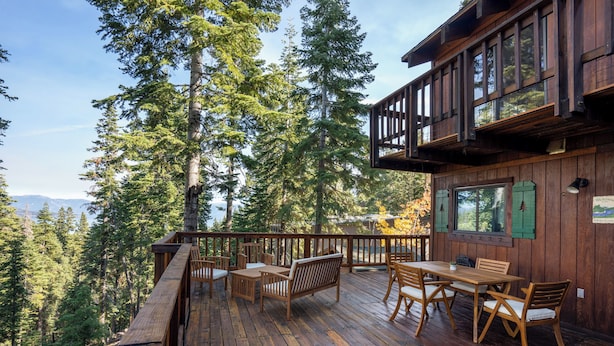 Outdoor dining - Lakeview, Beautifully Remodeled Hilltop Cabin With Wraparound Deck. (Carnelian Bay)