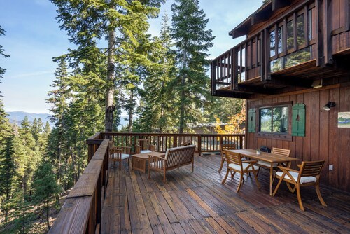 Lakeview, Beautifully Remodeled Hilltop Cabin With Wraparound Deck.