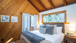 3 bedrooms, WiFi (free) - Lakeview, Beautifully Remodeled Hilltop Cabin With Wraparound Deck. (Carnelian Bay)