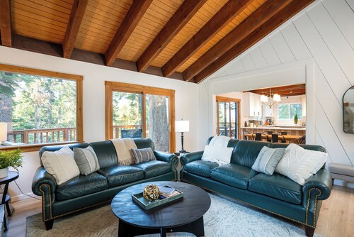 Lakeview, Beautifully Remodeled Hilltop Cabin With Wraparound Deck.