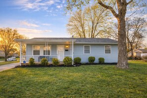 Exterior - The Brocton: 4 miles from airport (Columbus)