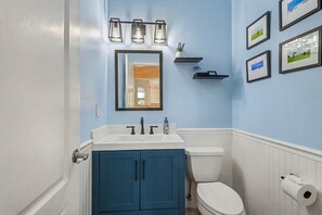 Shower, hair dryer, towels, shampoo - Palm Harbor Retreat with Pool, Firepit, Pool Table & Pet-Friendly (Palm Harbor)