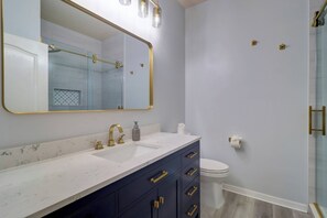 Shower, hair dryer, towels, shampoo - Palm Harbor Retreat with Pool, Firepit, Pool Table & Pet-Friendly (Palm Harbor)