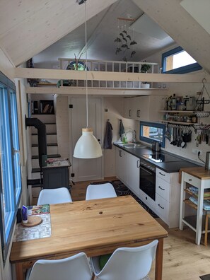Fridge, oven, stovetop, coffee/tea maker - Modern, cozy tiny house with covered terrace (Thaining)