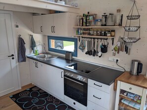 Fridge, oven, stovetop, coffee/tea maker