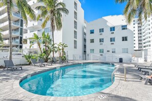 Pool - Cozy Miami Beach Apartment walking distance to Beach and Ocean! (Miami Beach)