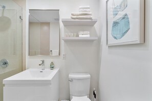 Shower, hair dryer, towels - Cozy Miami Beach Apartment walking distance to Beach and Ocean! (Miami Beach)
