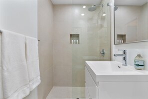 Shower, hair dryer, towels - Cozy Miami Beach Apartment walking distance to Beach and Ocean! (Miami Beach)