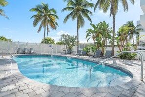 Pool - Cozy Miami Beach Apartment walking distance to Beach and Ocean! (Miami Beach)