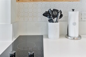 Réfrigérateur, micro-ondes, plaque de cuisson, cafetière/bouilloire
