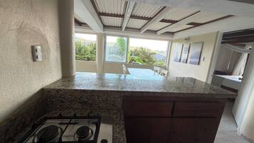 Chambre Quadruple Familiale, vue montagne | Cuisine privée | Grand réfrigérateur, plaque de cuisson