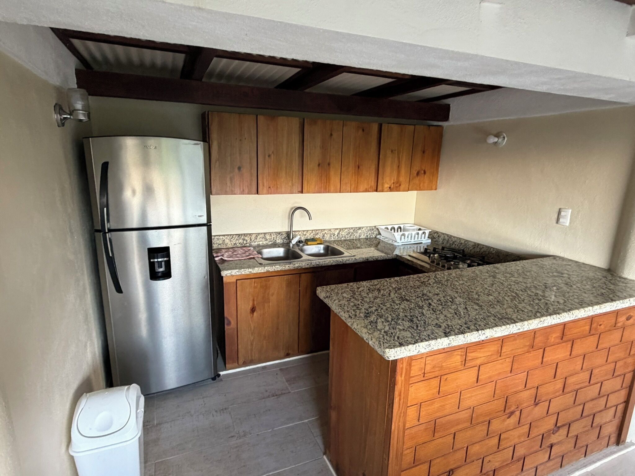 Habitación cuádruple familiar, vista a la montaña | Cocina privada | Refrigerador con congelador, parrilla de estufa y utensilios de cocina 