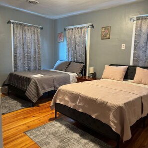 7 bedrooms, iron/ironing board, Internet, bed sheets - Perfect for Groups! 8-Bedroom Home in Prime Area (Hagerstown)