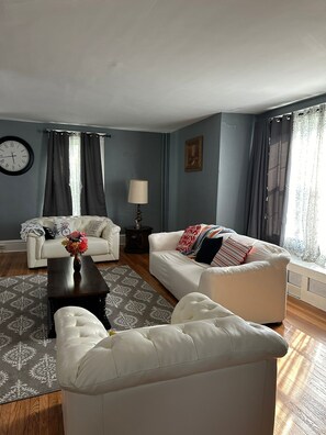 Living area - Perfect for Groups! 8-Bedroom Home in Prime Area (Hagerstown)