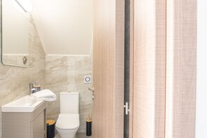 Sèche-cheveux, serviettes fournies