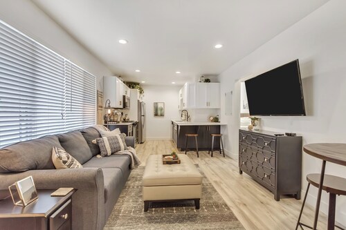 Modern Home w/ Smart TVs & Full Kitchen
