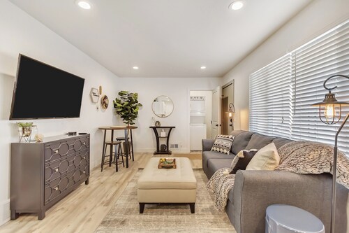 Modern Home w/ Smart TVs & Full Kitchen