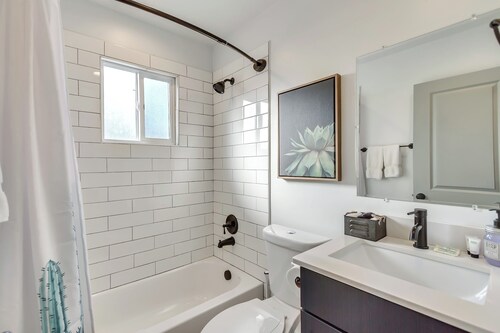 Modern Home w/ Smart TVs & Full Kitchen