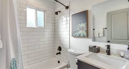 Modern Home w/ Smart TVs & Full Kitchen
