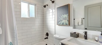 Modern Home w/ Smart TVs & Full Kitchen
