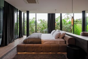 Meja kerja, ruang kerja ramah laptop, dan tirai kedap cahaya