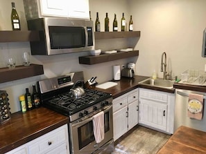 Køleskab, mikrobølgeovn, ovn, kogeplade