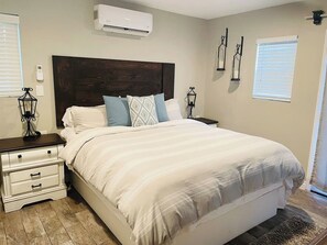 1 slaapkamer, een strijkplank/strijkijzer, reisbedje, gratis wifi