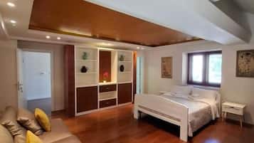 Comfort Double Room, 1 Queen Bed, Terrace, Mountain View | Individually decorated, individually furnished, iron/ironing board