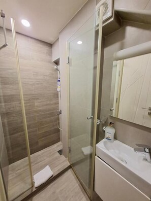 Chambre Classique avec lits jumeaux, salle de bains privée | Salle de bain
