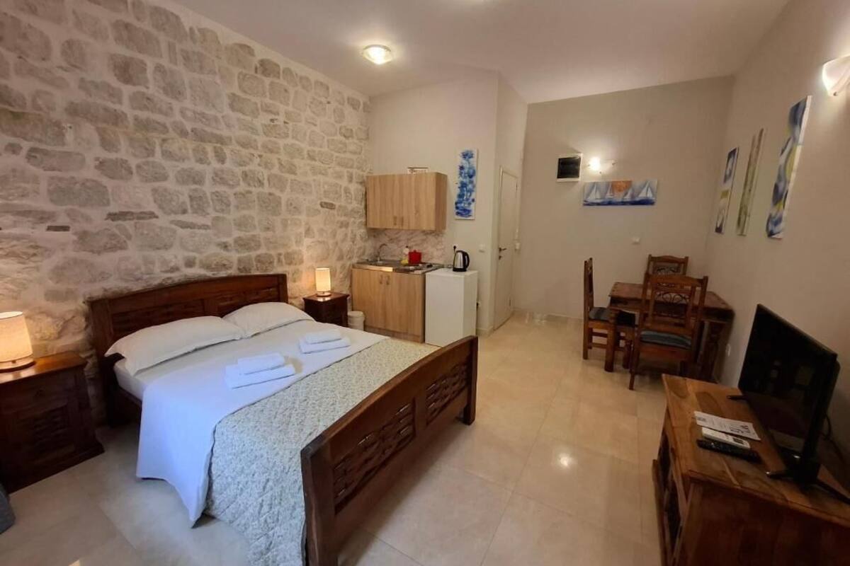 Standard Studio, 1 Double Bed, Mobility Accessible, Ground Floor | Iron/ironing board (on request), free WiFi, individually decorated
