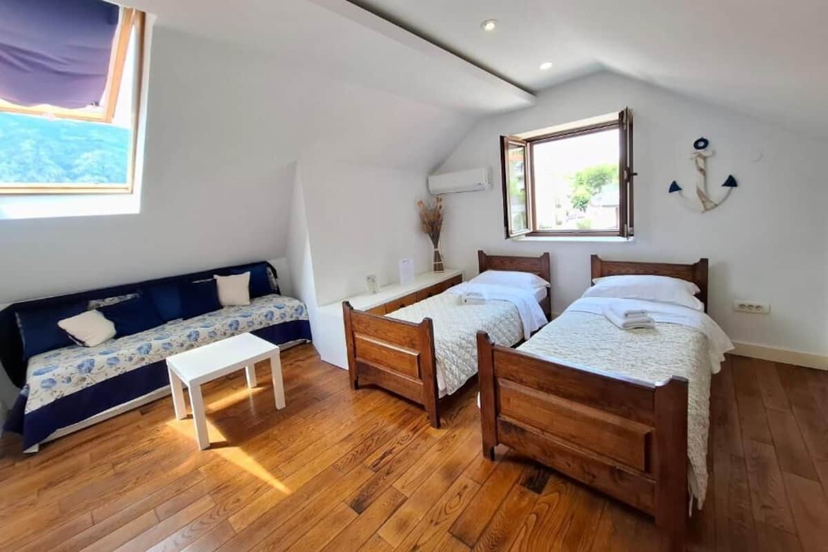 Classic Twin Room, Private Bathroom | Iron/ironing board (on request), free WiFi, individually decorated