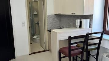 Economy Studio, 1 Queen Bed, Private Bathroom | Interior