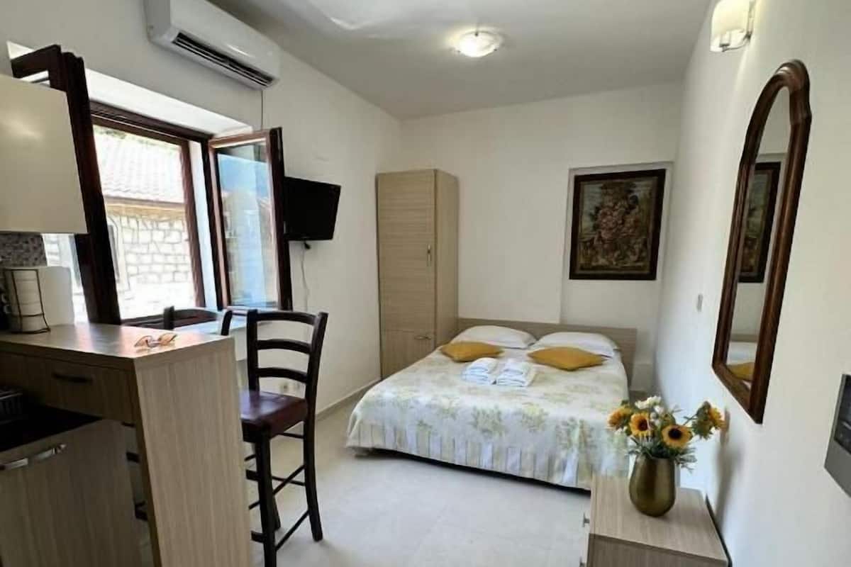 Economy Studio, 1 Queen Bed, Private Bathroom | Iron/ironing board (on request), free WiFi, individually decorated
