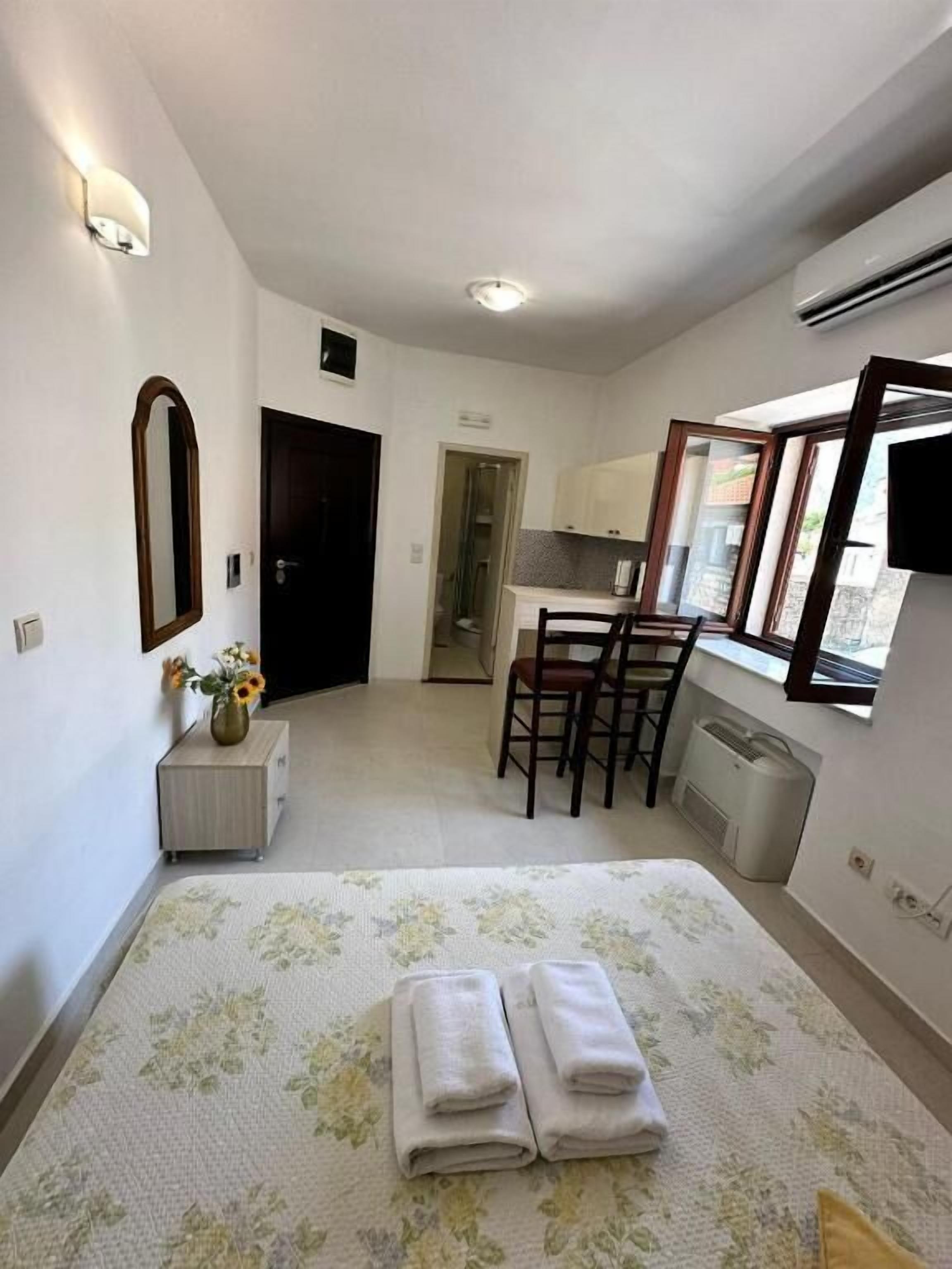 Economy Studio, 1 Queen Bed, Private Bathroom | Iron/ironing board, free WiFi, bed sheets