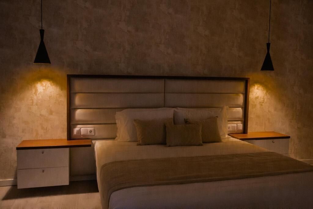 خزنة داخل الغرفة ومكواة/لوح كي وواي فاي مجانًا