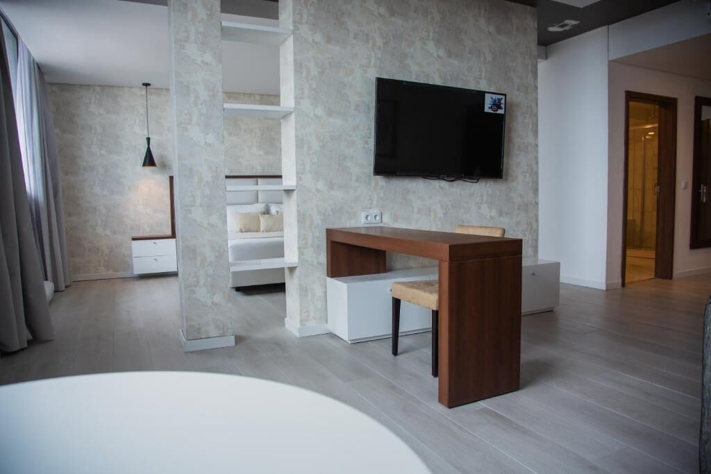 خزنة داخل الغرفة ومكواة/لوح كي وواي فاي مجانًا