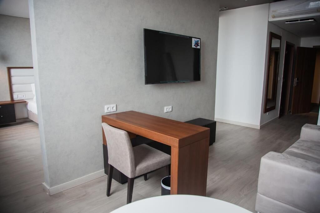 خزنة داخل الغرفة ومكواة/لوح كي وواي فاي مجانًا