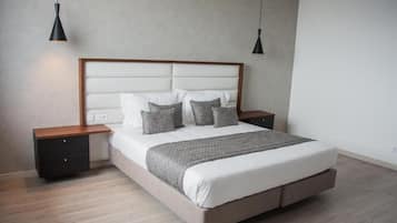 Caja de seguridad en la habitación y tabla de planchar con plancha