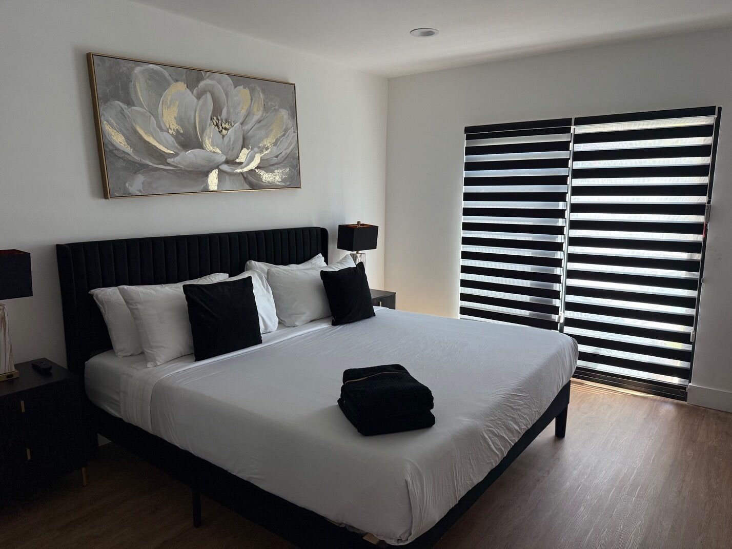 3 habitaciones, tabla de planchar con plancha, internet y ropa de cama 