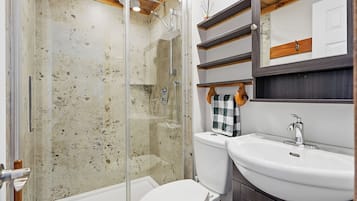 Dusche, HandtĂŒcher, Toilettenpapier
