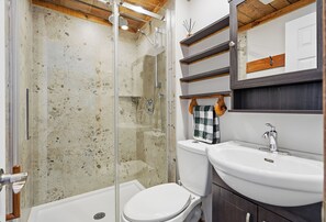 Een douche, handdoeken, toiletpapier