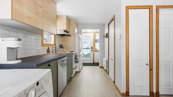 JÀÀkaappi, mikroaaltouuni, uuni, liesi