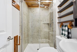 Een douche, handdoeken, toiletpapier