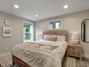 2 Schlafzimmer, Schreibtisch, Bügeleisen/Bügelbrett, Reisekinderbett