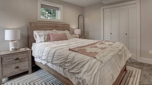 Room - Private Daylight Basement | Near Downtown & Lake (Lake Oswego)