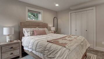 2 bedrooms, desk, iron/ironing board, WiFi