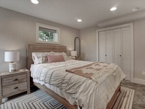 2 bedrooms, desk, iron/ironing board, WiFi