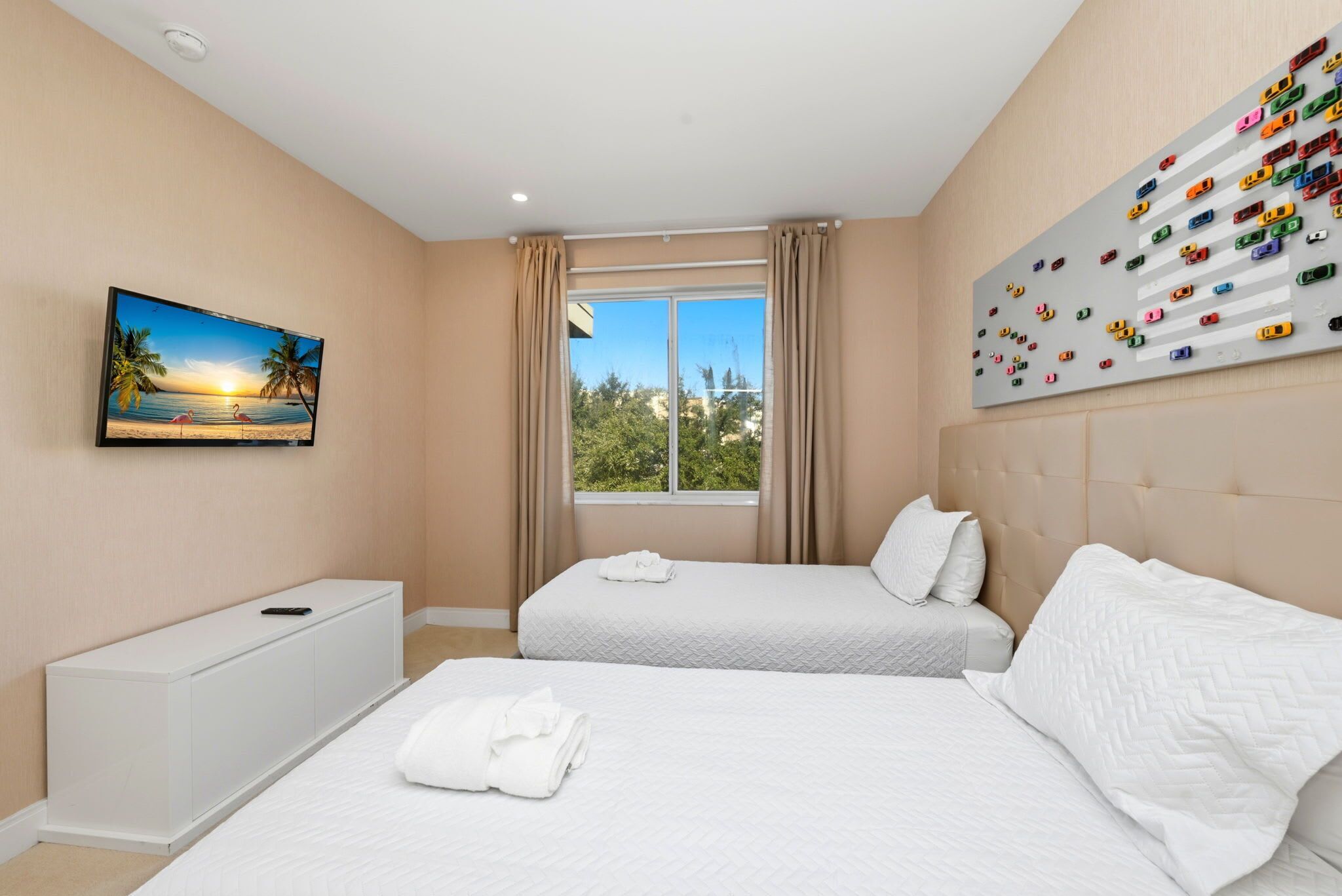 3 bedrooms, iron/ironing board, WiFi, bed sheets